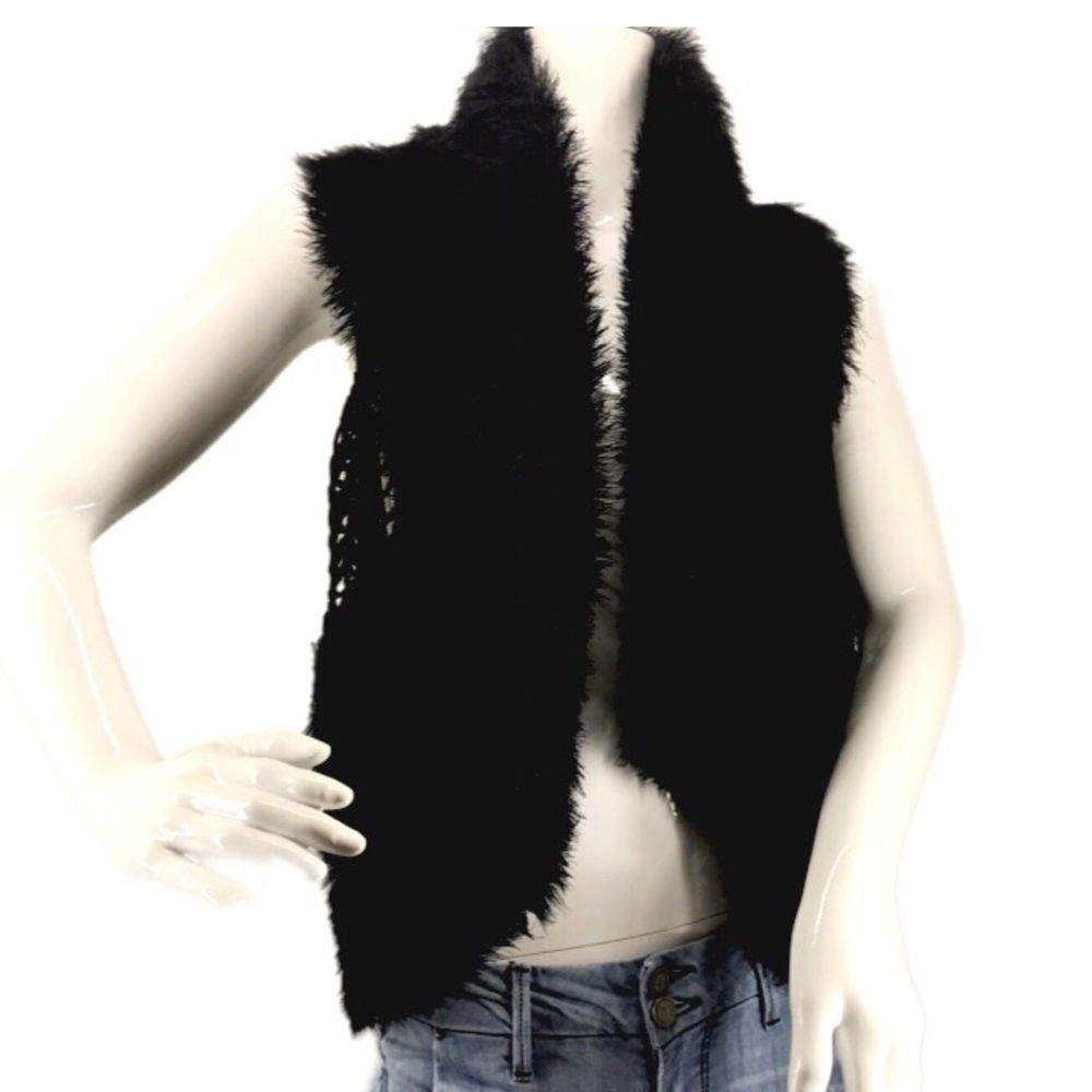 🌸Cecico Black Crochet vest and faux fur.
